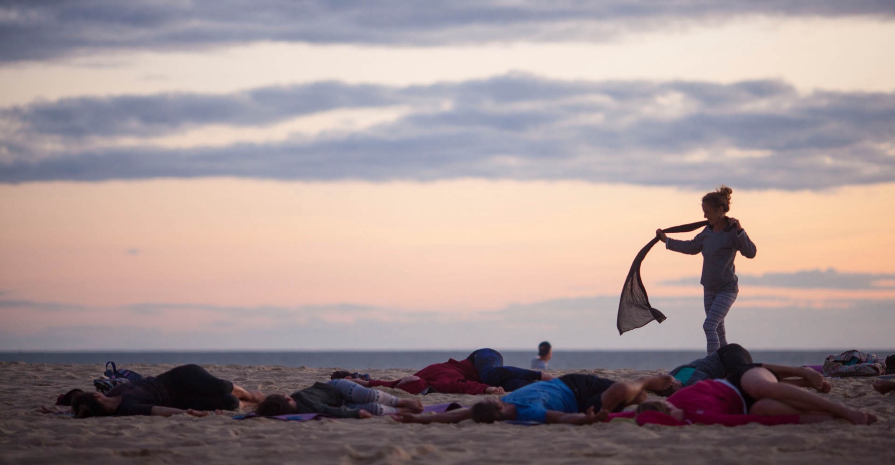 Séance de détente au coucher du soleil, sur la plage des Landes