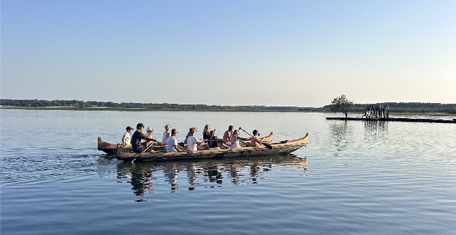 Une pirogue hawaïenne sur le lac marin