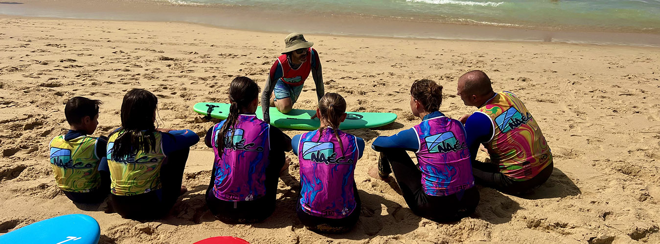 Briefing avant un cours de surf sur une plage des Landes